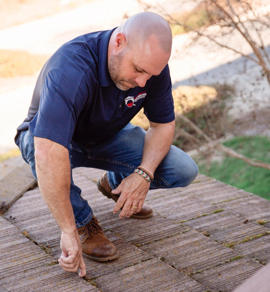 Our expert inspects the house from the outside